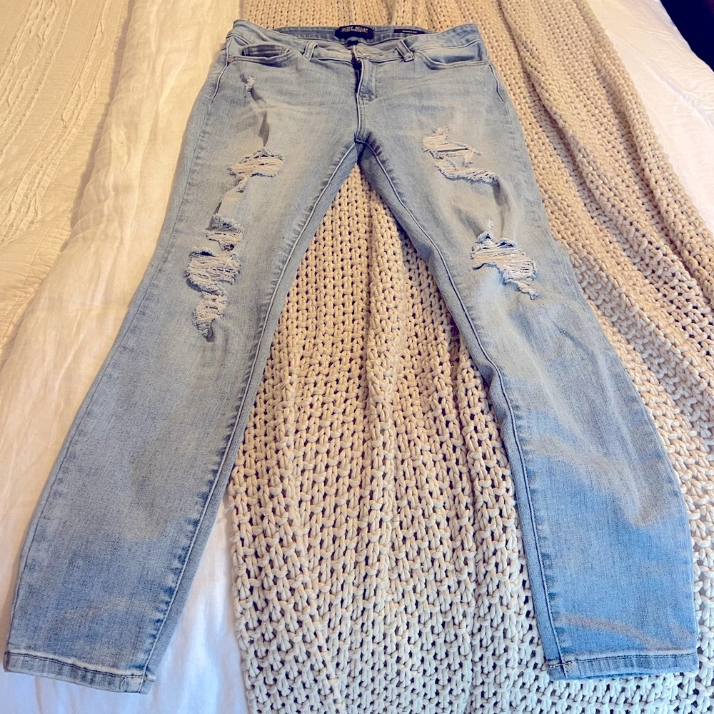Judy Blue Jeans size 31 Skinny distressed